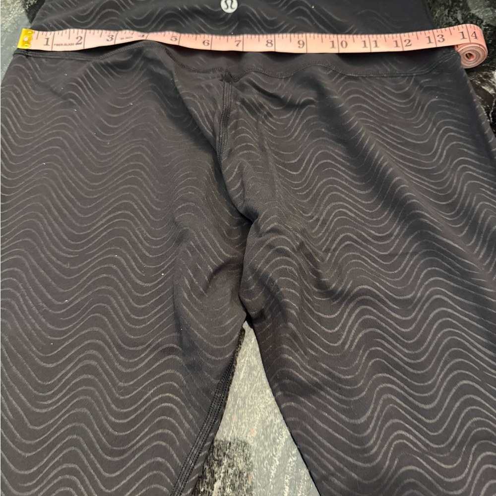 lululemon athletica Black Wave Pattern Leggings Size 8 Excellent Condition